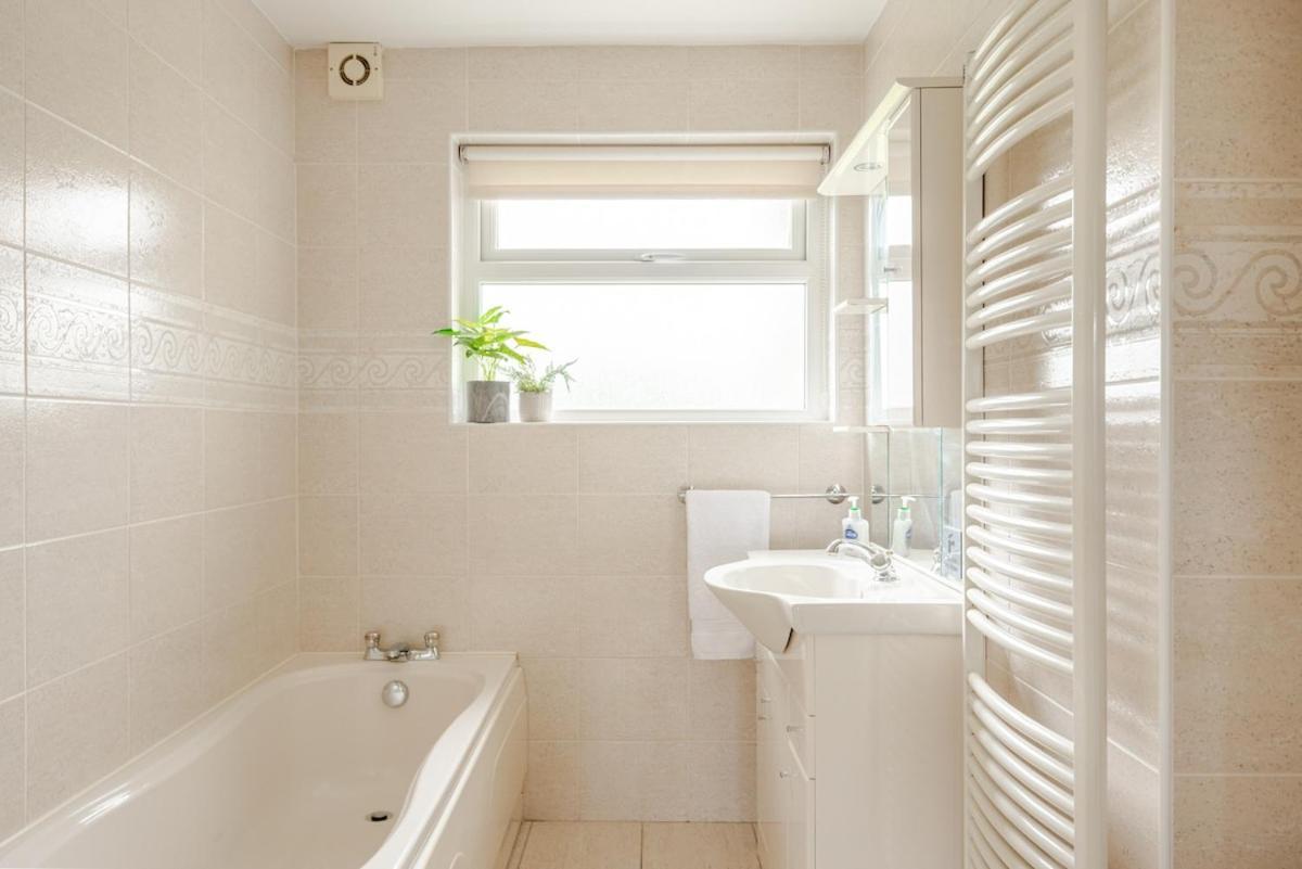 The Burrow, A Spacious In Heart Of Ni Holiday home *
