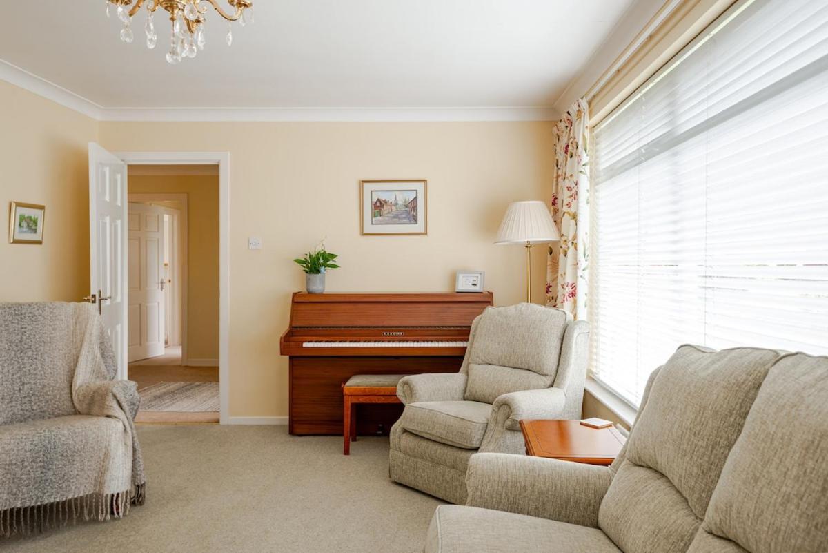 The Burrow, A Spacious In Heart Of Ni Holiday home *